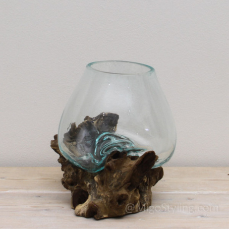 Tropfenvase aus Glas auf Holz (b)