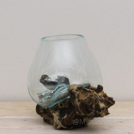 Tropfenvase aus Glas auf Holz (b))