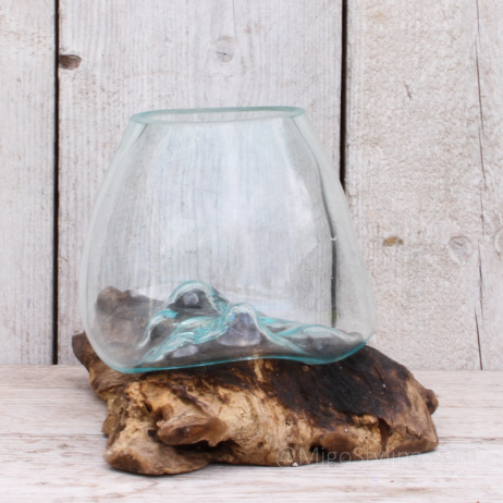 Glazen druppelvaas op hout (m)