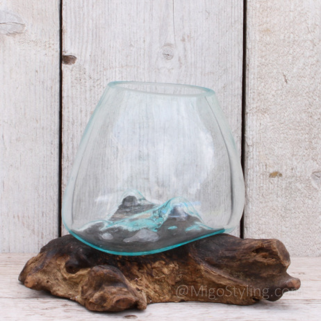 Glazen druppelvaas op hout (m)