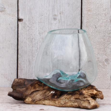 Glazen druppelvaas op hout (m)