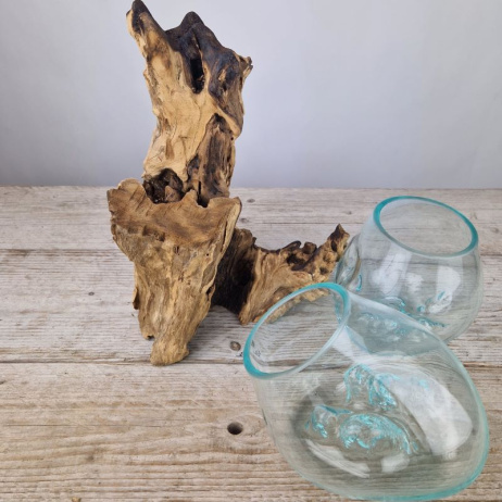 Glazen druppelvaas op hout dubbel