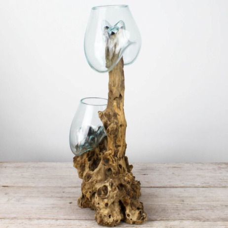 Glazen druppelvaas op hout dubbel (a)