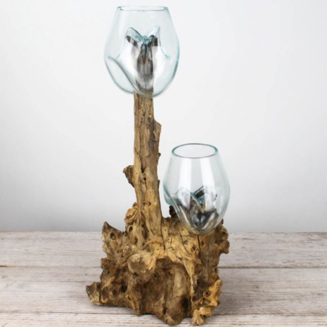 Glazen druppelvaas op hout dubbel (a)