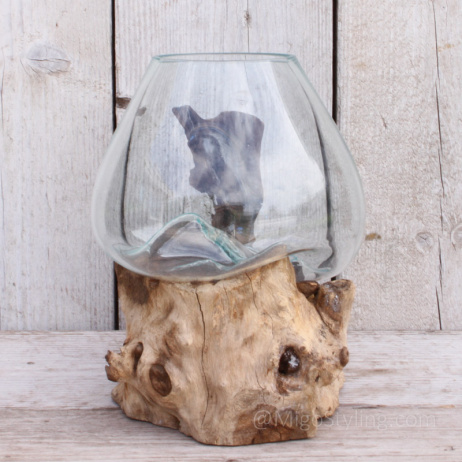 Tropfenvase aus Glas auf Holz (p)