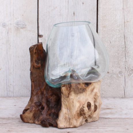 Tropfenvase aus Glas auf Holz (p)