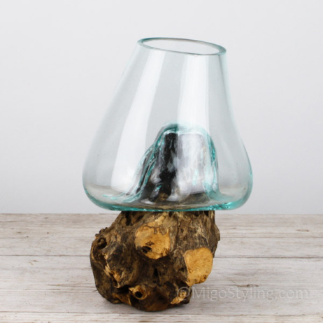 Tropfenvase aus Glas auf Holz (i)