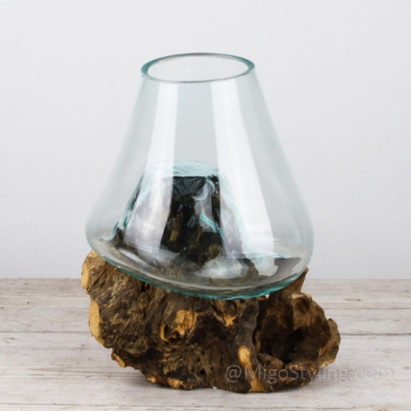Tropfenvase aus Glas auf Holz (i)