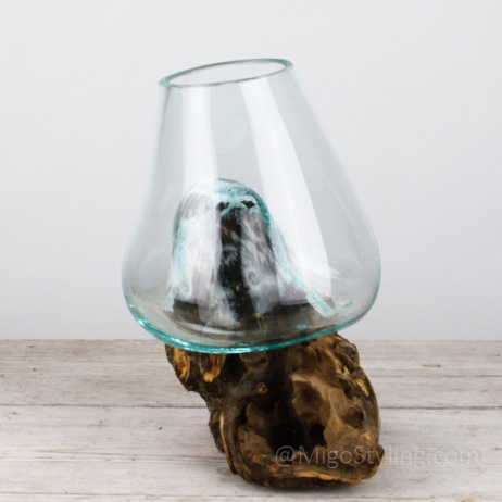 Tropfenvase aus Glas auf Holz (i)