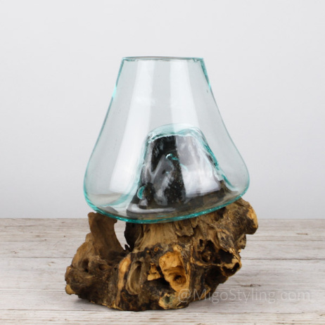 Tropfenvase aus Glas auf Holz (i)