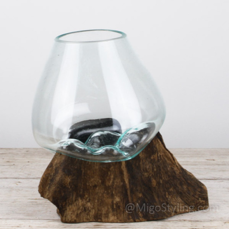 Tropfenvase aus Glas auf Holz (n)