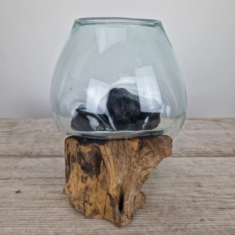 Tropfenvase aus Glas auf Holz (c)