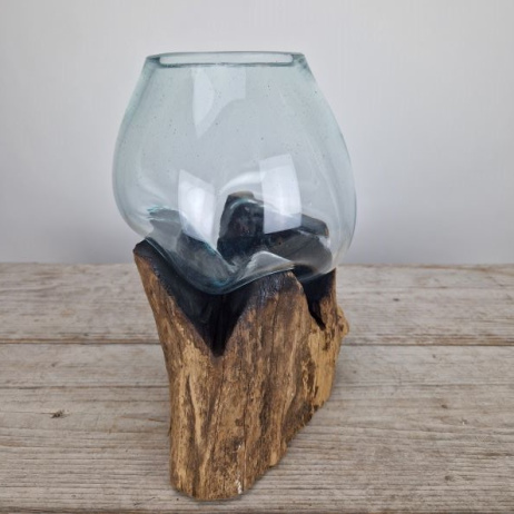 Tropfenvase aus Glas auf Holz (c)