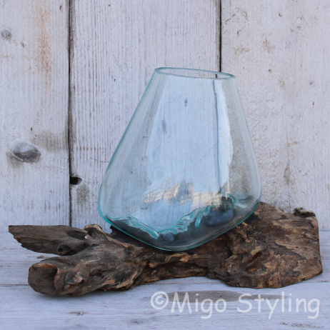 Tropfenvase aus Glas auf Holz (d) 