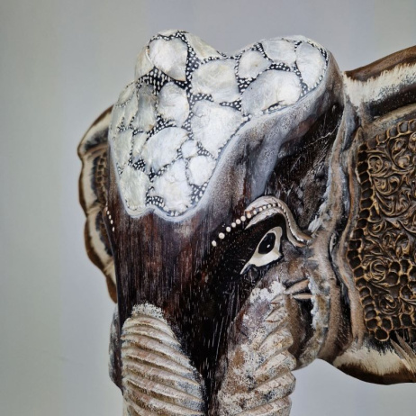 Houten olifant masker op standaard