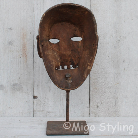 Houten masker op standaard bruin (a) 