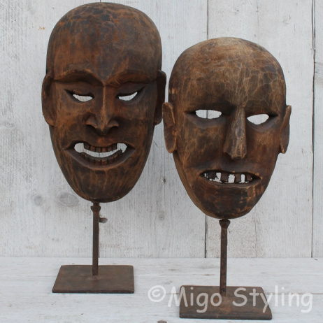 Houten masker op standaard bruin