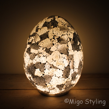 Mosaik-Design-Tischlampe Egg schwarz grau weiß