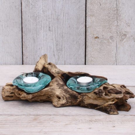 Mini glazen druppelvaas op hout (a)