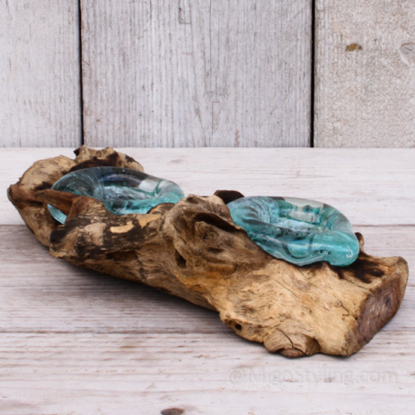 Mini glazen druppelvaas op hout (a)