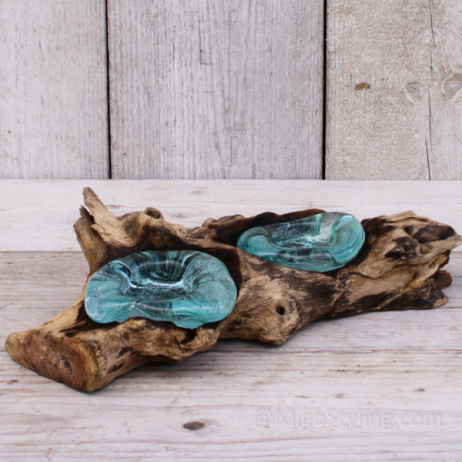 Mini glazen druppelvaas op hout (a)