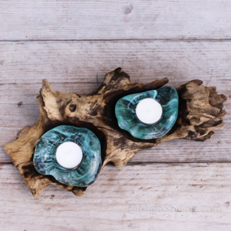 Mini glazen druppelvaas op hout (a)