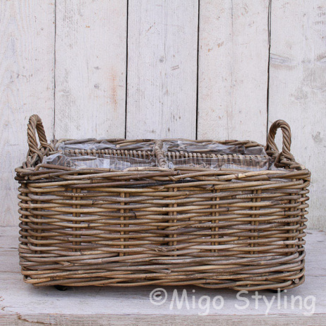 Hochbeete auf Rädern aus Rattan
