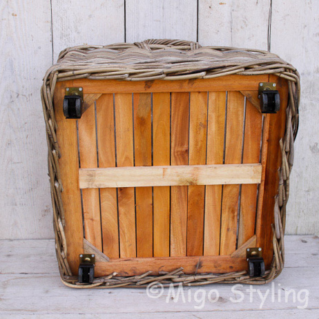 Hochbeete auf Rädern aus Rattan 