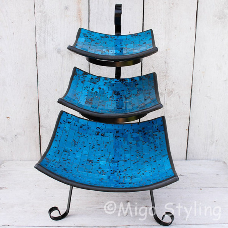 Mozaikschalen blauw vierkant op een etagere