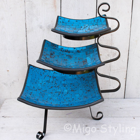 Mozaikschalen blauw vierkant op een etagere
