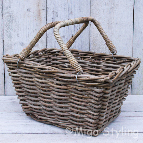 Picknickkorb offen mit Griffen