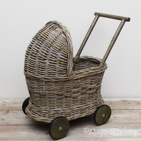 Rieten poppenwagen