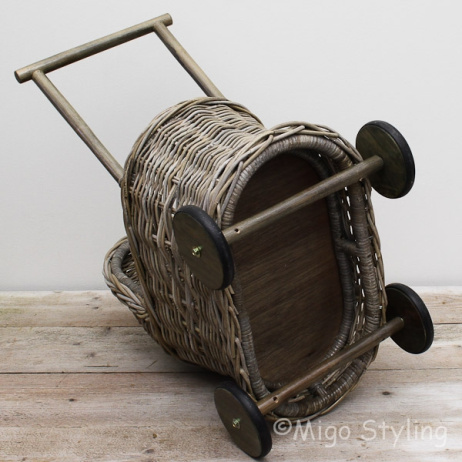 Rieten poppenwagen