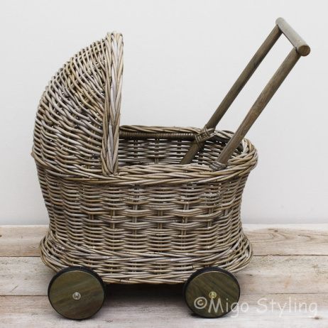 Rieten poppenwagen  