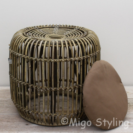 Rattanhocker mit Kissen 