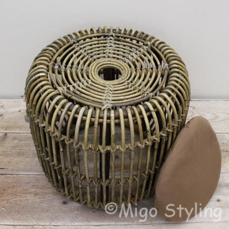 Rattanhocker mit Kissen