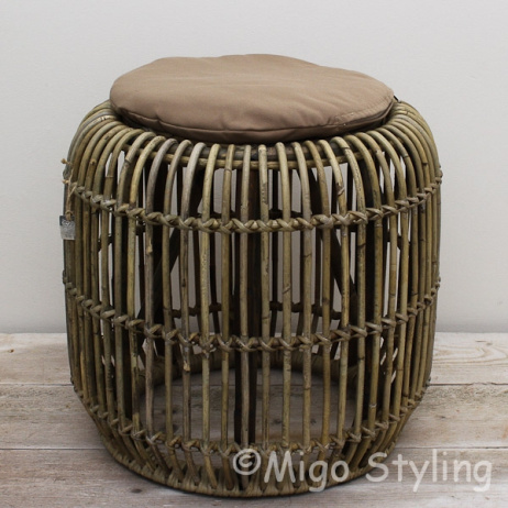 Rattanhocker mit Kissen 
