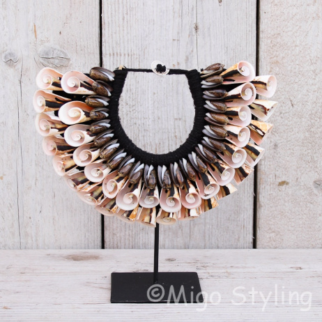 Schelpenketting krul op standaard 