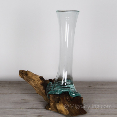 Mini Tropfenvase aus Glas auf Holz (a)