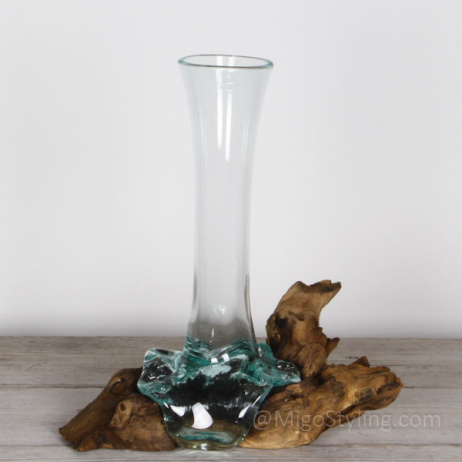Mini Tropfenvase aus Glas auf Holz (a)