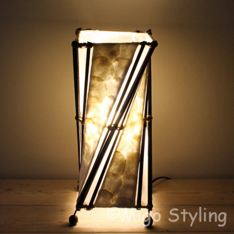 Tischlampe Twist Capiz Shell schwarz und weiß