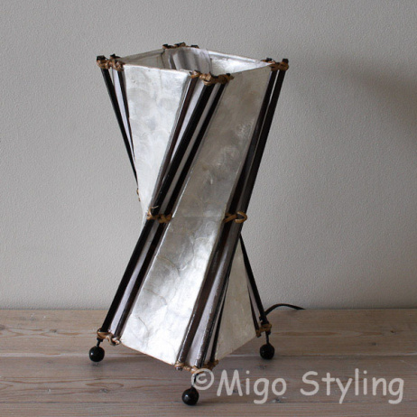 Tischlampe Twist Capiz Shell schwarz und weiß 