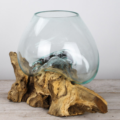 Tropfenvase aus Glas auf Holz (a)