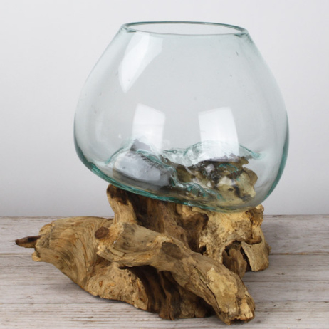 Tropfenvase aus Glas auf Holz (a)