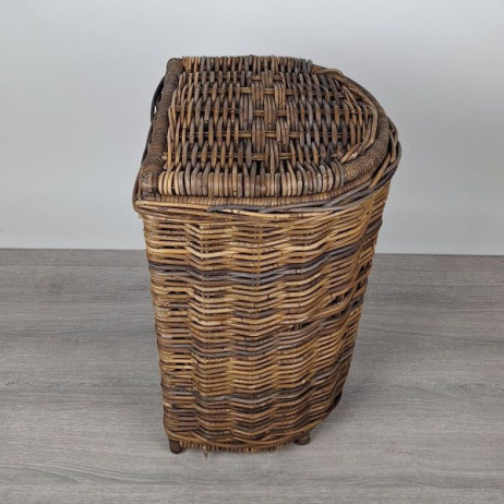 Wäschekorb halbrund aus braunem Rattan
