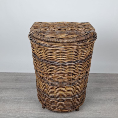 Wäschekorb halbrund aus braunem Rattan