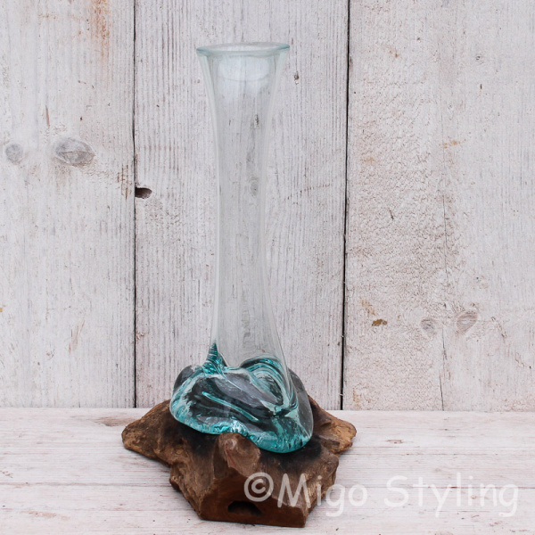 Mini Tropfenvase aus Glas auf Holz (a)