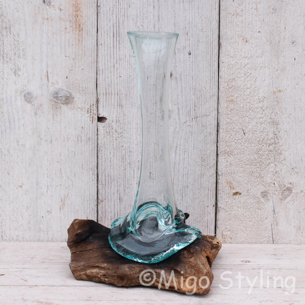 Mini Tropfenvase aus Glas auf Holz (a)
