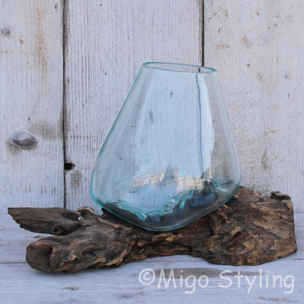 Tropfenvase aus Glas auf Holz (d) 