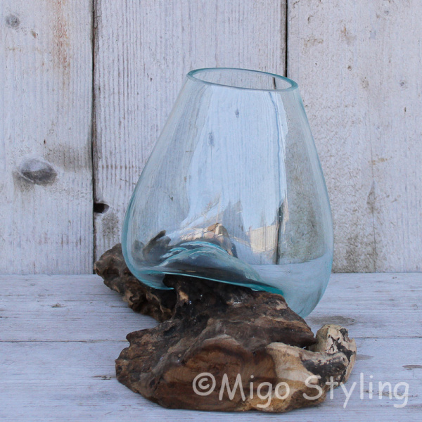 Tropfenvase aus Glas auf Holz (d)